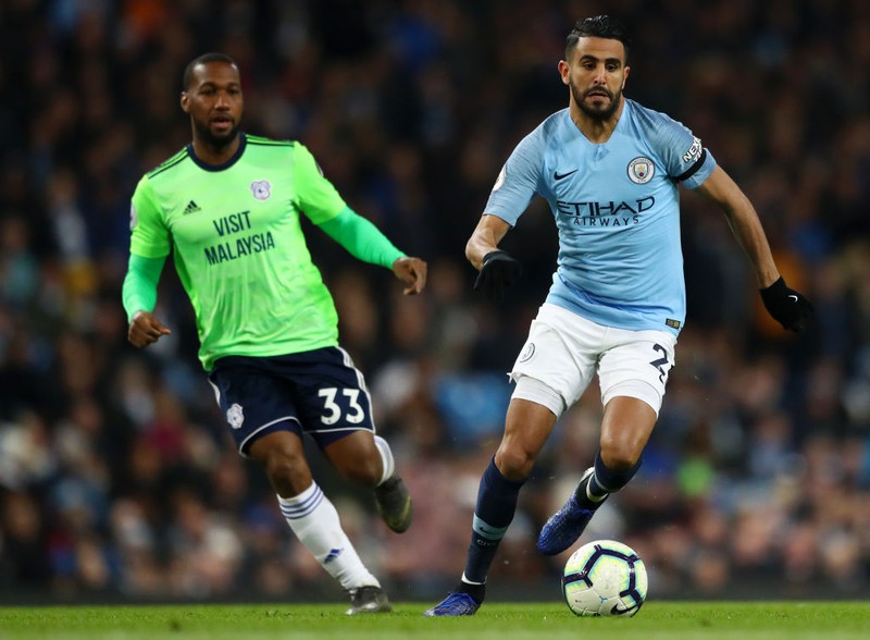 Dieses Bild zeigt Fußballspieler Riyad Mahrez, der in der Saison 18/19 einen teuren Transfer hinter sich hat.