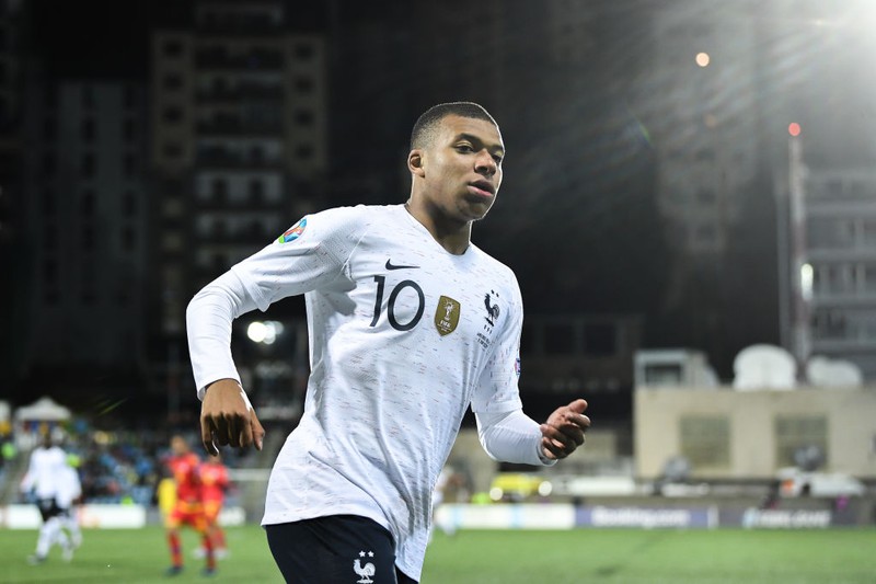 Dieses Bild zeigt Fußballspieler Kylian Mbappé, der in der Saison 18/19 einen teuren Transfer hinter sich hat.