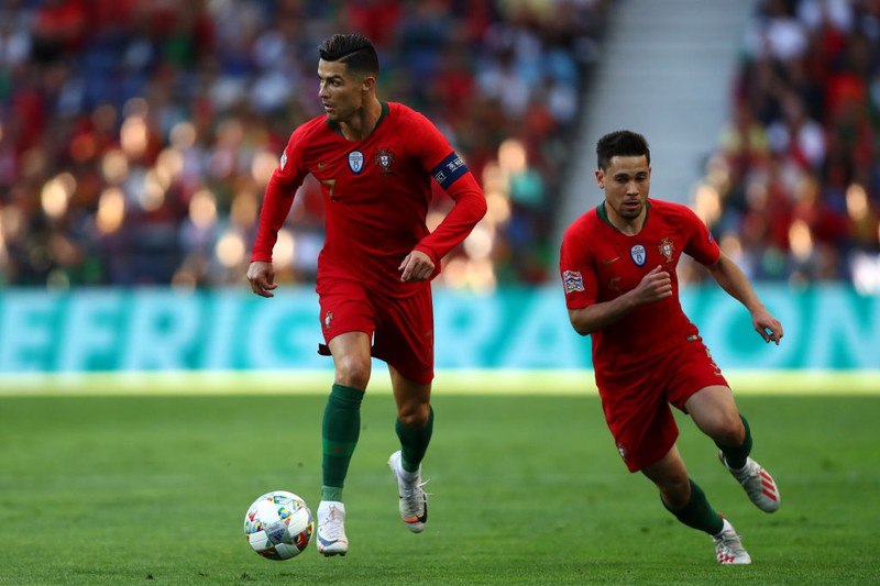 Dieses Bild zeigt Fußballspieler Cristiano Ronaldo, der in der Saison 18/19 einen teuren Transfer hinter sich hat.
