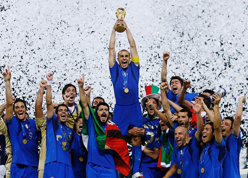 Italiens Nationalmannschaft hebt den Pokal in den Nachthimmel