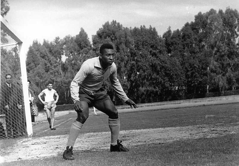 Pelé versucht, den Ball zu bekommen und ein Tor zu schießen