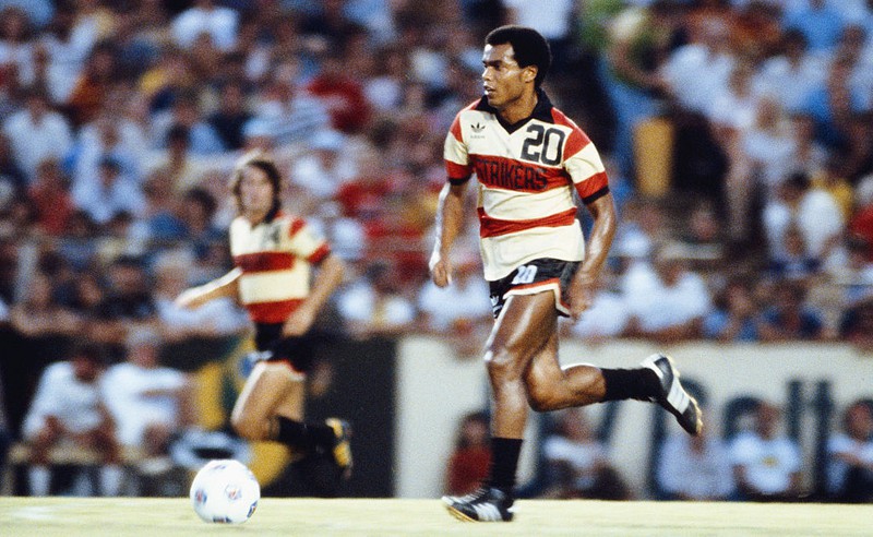 Der Peruaner Teófilo Cubillas am Ball