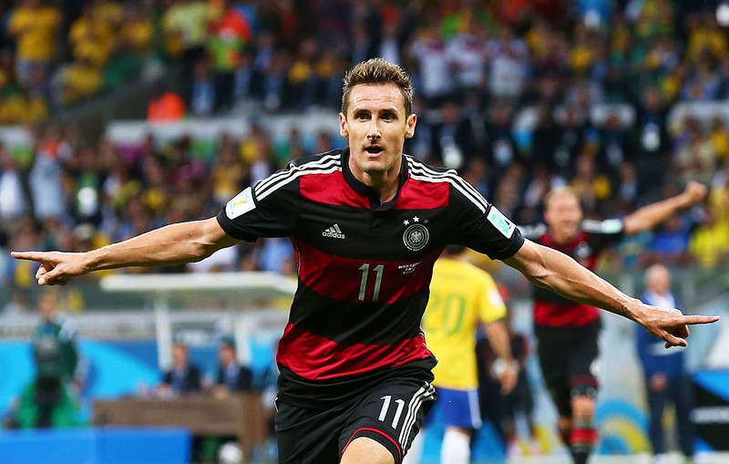 Der deutsche Fußballer Miroslav Klose freut sich über seinen WM-Treffer