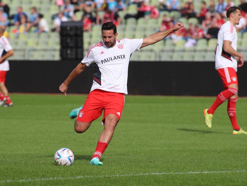 Der Fußballer Claudio Pizarro sichert sich den Ball, um ein Tor zu machen.