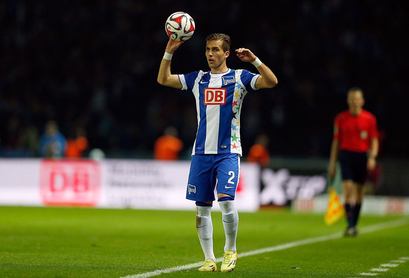 Hertha Kicker Peter Pekarik beim Einwurf