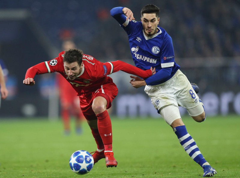 Suat Serdar von Schalke beim Spiel um den Ball.