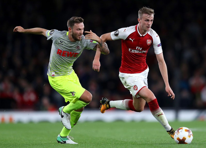 Marco Höger tritt auf dem Platz gegen Rob Holding an