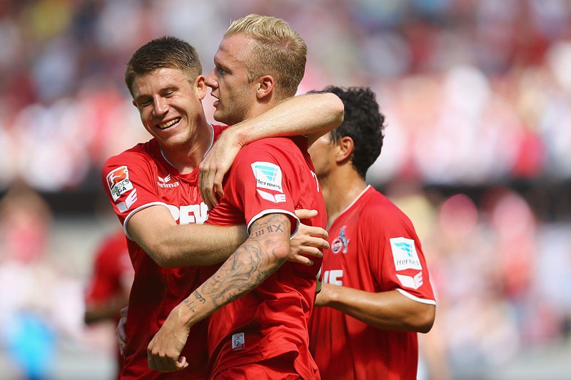 Fußballer Kevin Vogt wird von seinen Kölner Mannschaftskollegen umringt.