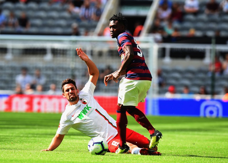 Rani Khedira von Augsburg liegt am Boden und versucht, den Ball zu bekommen