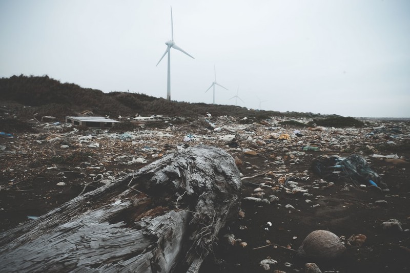 Landschaft, die voller Plastikmüll ist