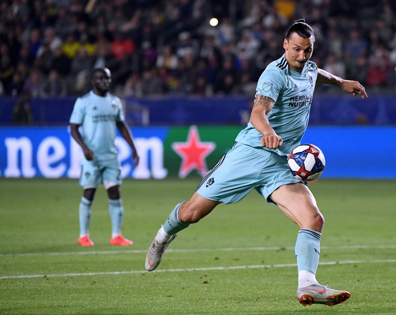 LA Galaxy Kicker Ibrahimovic spielt den Ball