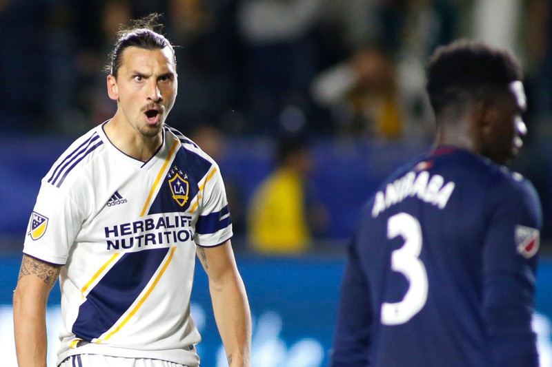 Ibrahimovic schaut einen Gegenspieler provozierend an