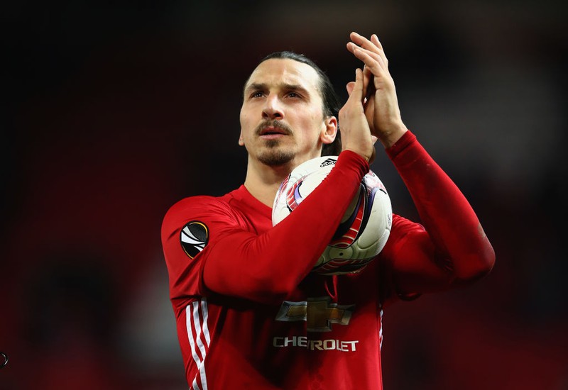 Ibrahimovic klatscht und hält einen Fußball in den Armen