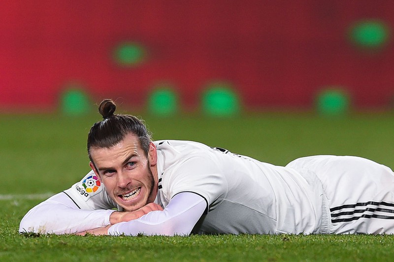 Fußballer Gareth Bale liegt auf dem Feld