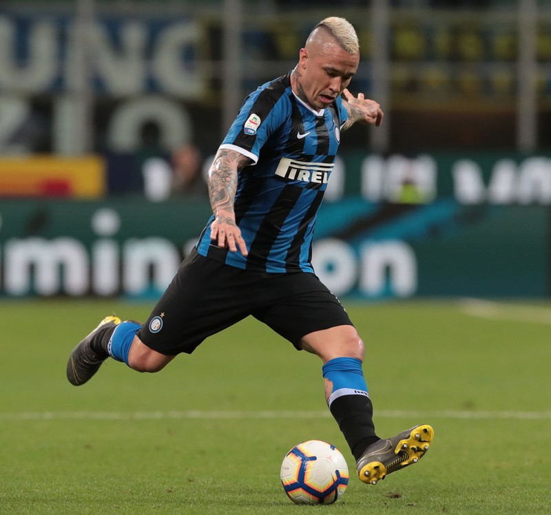 Radja Nainggolan schießt den Ball