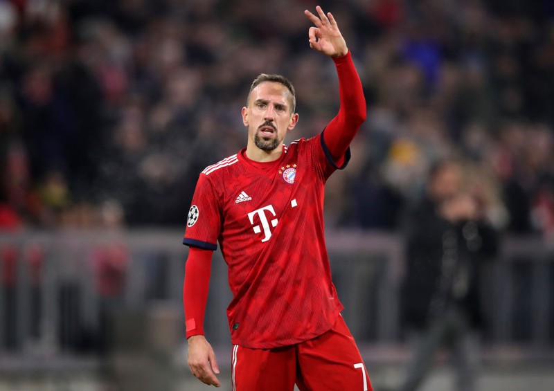 Franck Ribéry hebt den Arm und gibt einem Spieler ein Zeichen