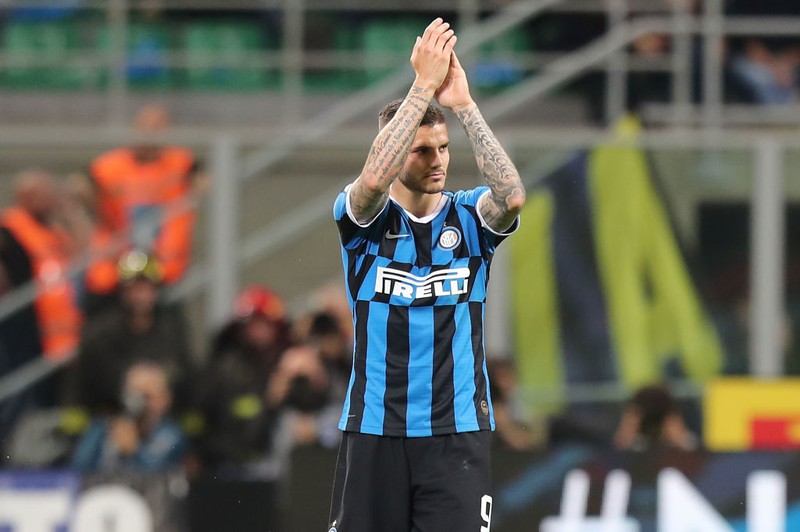 Mauro Icardi bedankt sich klatschend bei seinen Fans