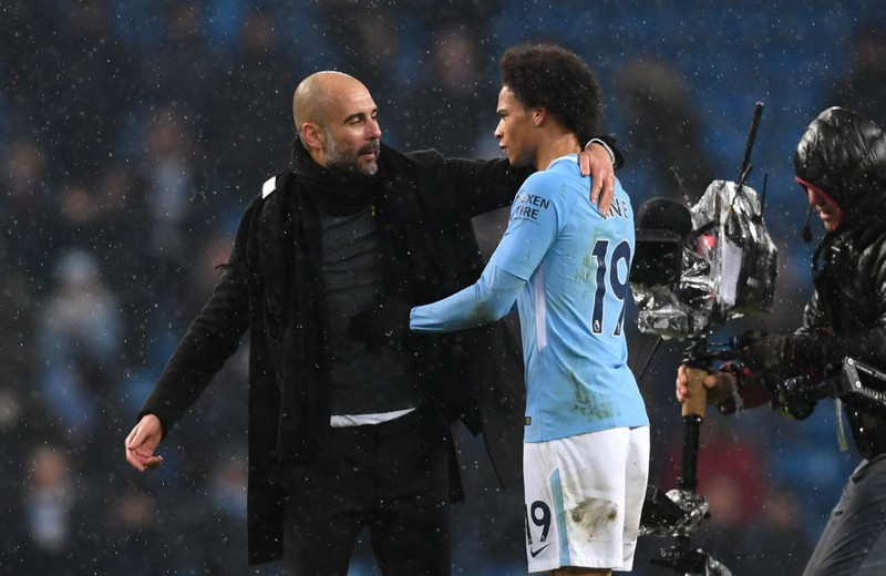 Pep Guardiola umarmt Leroy Sané