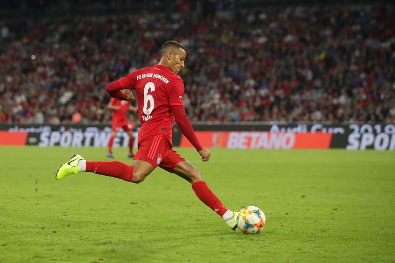 Bayern-Spieler Alcantara schießt den Ball