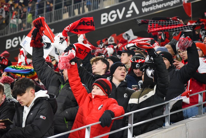 Das kosten Speisen und Getränke im Europa Park-Stadion in Freiburg. Freiburg liegt noch im guten Mittelfeld.