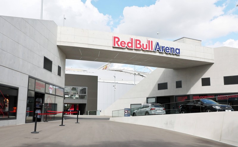 Die Preise für Getränke und Speisen in der Red Bull Arena Leipzig wurden 2023 erhöht, bleiben 2024/25 jedoch stabil.