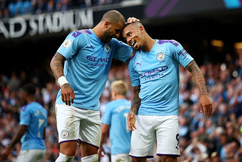 Kyle Walker wird von einem Mitspieler bejubelt