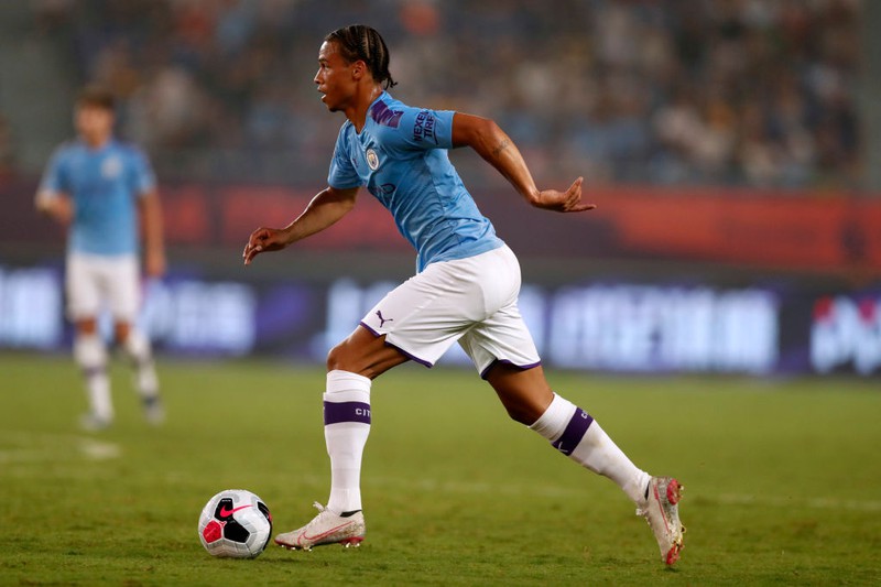 Leroy Sané spielt den Ball