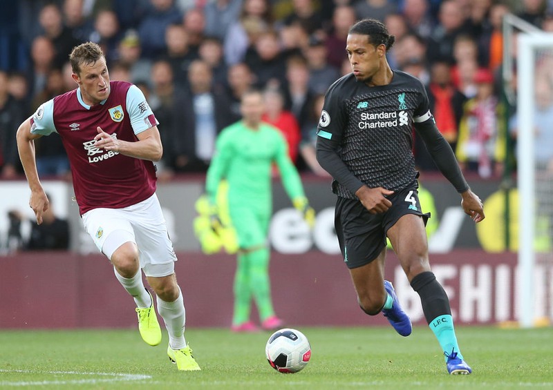 van Dijk überholt einen Gegenspieler