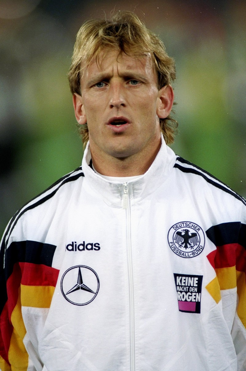 Er ist einer der großen deutschen Fußballlegenden: Andi Brehme trägt die Trainingsjacke der Nationalmannschaft.