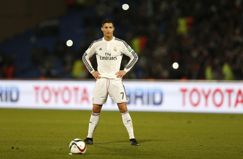 Hier steht Christiano Ronaldo in seiner bekannten Pose kurz vor der Ausführung eines Freistoßes