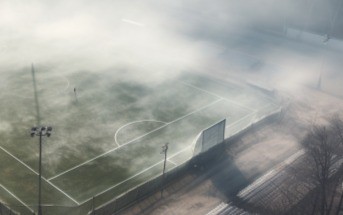 Das Spiel begann wie üblich um 15:30 Uhr, aber aufgrund des immer dichter werdenden Nebels war es bald fast unmöglich, das Geschehen auf dem Feld zu verfolgen.