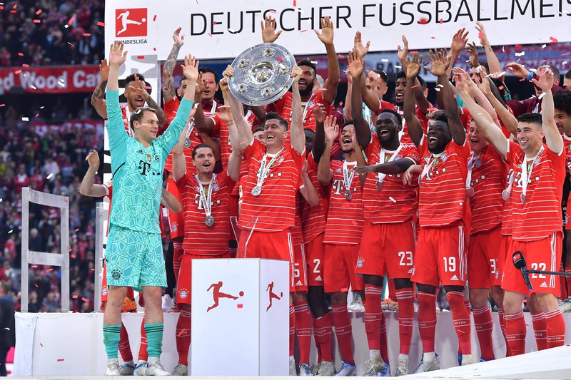 Man erkennt den FC Bayern MÜnchen, die als Rekordmeister die meisten Titel gewonnen haben in der BL