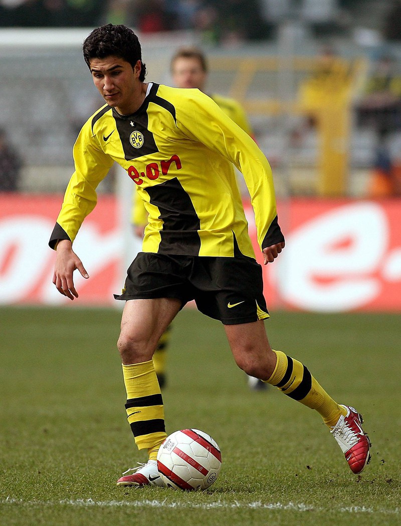 Man erkennt Nuri Sahin, der mit 16 Jahren als jüngster Spieler für die Bundesliga debütierte