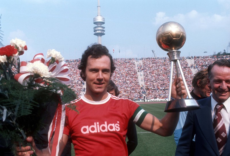 Man sieht Franz Beckenbauer, der schon vier mal die Auszeichnung zum Fußballer des Jahres in der Bundesliga ergattern konnte