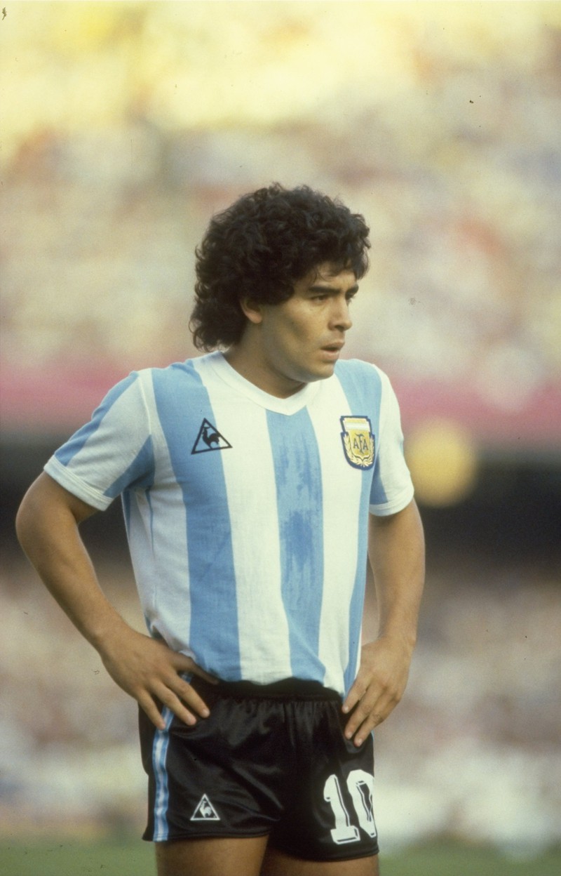 Man sieht Diego Maradona, der als jüngster Spieler der Welt mit 16 Jahren auflief