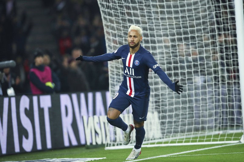 Man sieht Neymar, der als teuerster Transfer der Welt gilt, weil er für 222 Millionen Euro gewechselt ist
