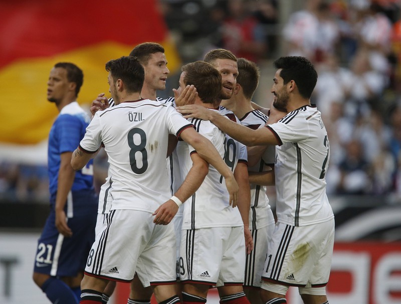 Man sieht die deutsche Nationalmannschaft, die bei einer Welt- oder Europameisterschaft Rekorde aufstellt