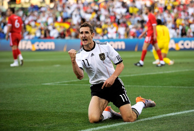 Man sieht Miroslav Klose, der für den DFB 71 Tore schoss und damit Rekordtorschütze ist