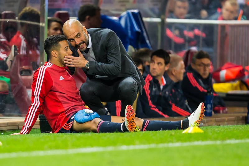 Man sieht Star-Trainer Pep Guardiola und Lieblingsspieler Thiago