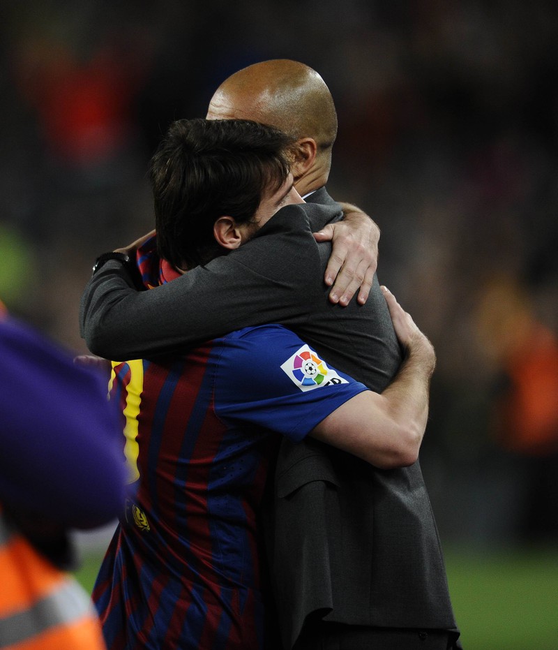 Man erkennt Star-Trainer Pep Guardiola mit Lieblingsspieler Lionel Messi