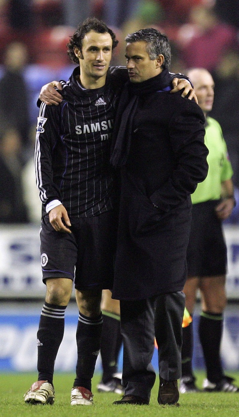 Man erkennt José Mourinho als Trainer beim FC Chealsea und seinen Lieblingsspieler Ricardo Carvalho, der mit ihm zusammen wechselte