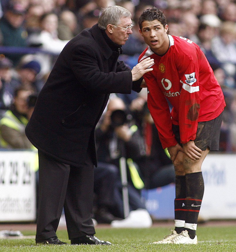 Man erkennt Ronaldo und Sir Alex Ferguson die gemeinsam bei Manchester waren und Ferguson, der die Karriere von Ronaldo maßgeblich prägte