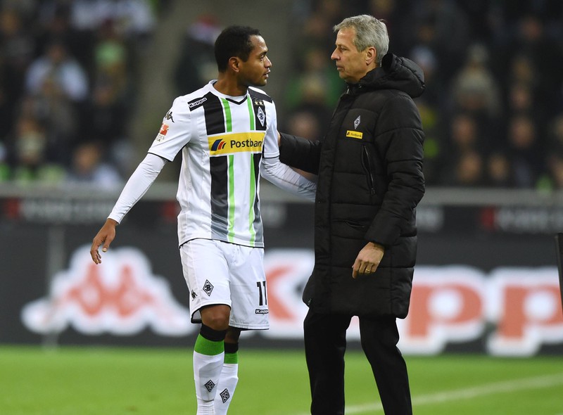 Man sieht auf dem Bild Lucien Favre, der als Trainer das Offensiv Talent Raffael als Lieblingsspieler hat