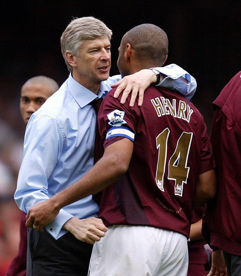 Man erkennt Arsene Wenger, der als Trainer den Star Thierry Henry verpflichtete und gemeinsam mit ihm eine Ära prägte