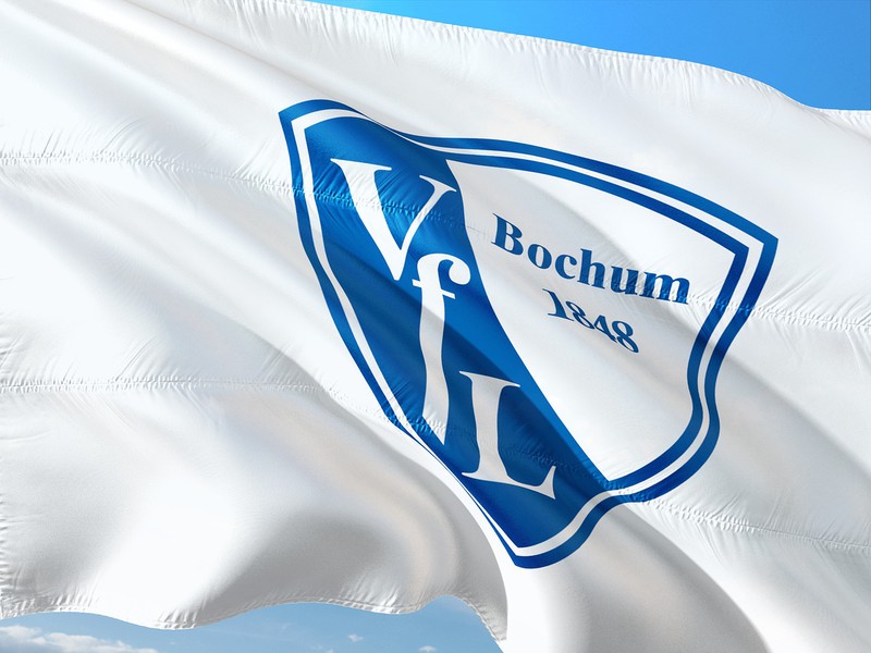 Wehende Flagge des VfL Bochum vor blauem Himmel.