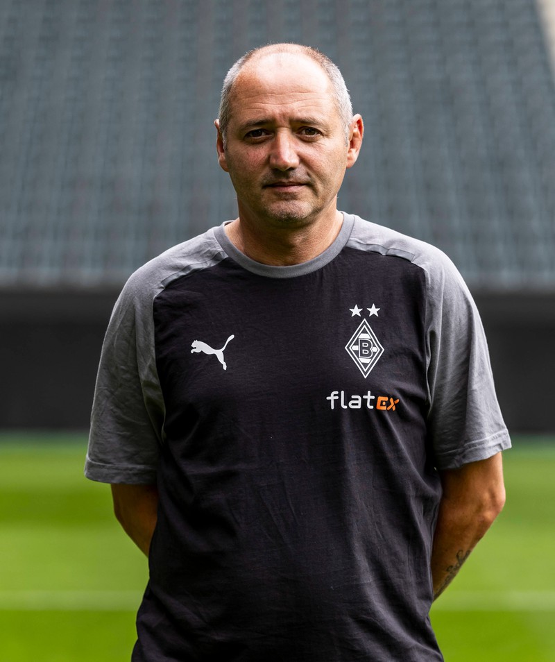 Das Foto zeigt Oliver Neuville, der heute als Co-Trainer bei Borussia Mönchen Gladbach arbeitet