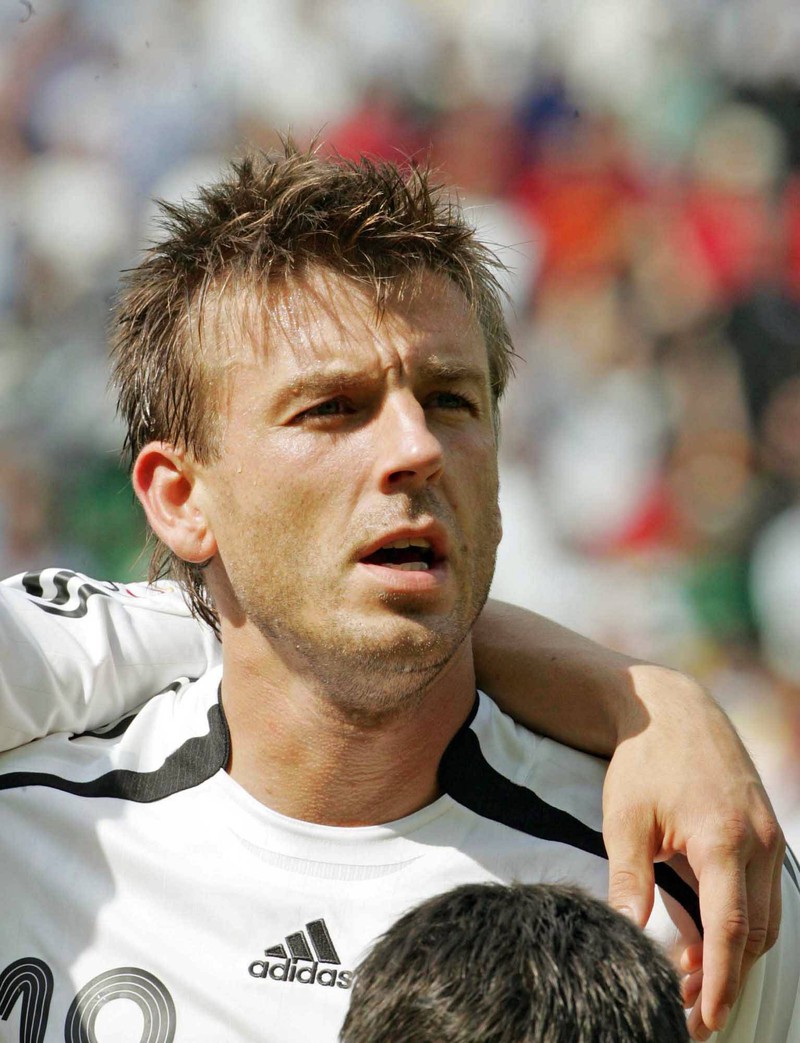 Man sieht Bernd Schneider bei der WM 2006