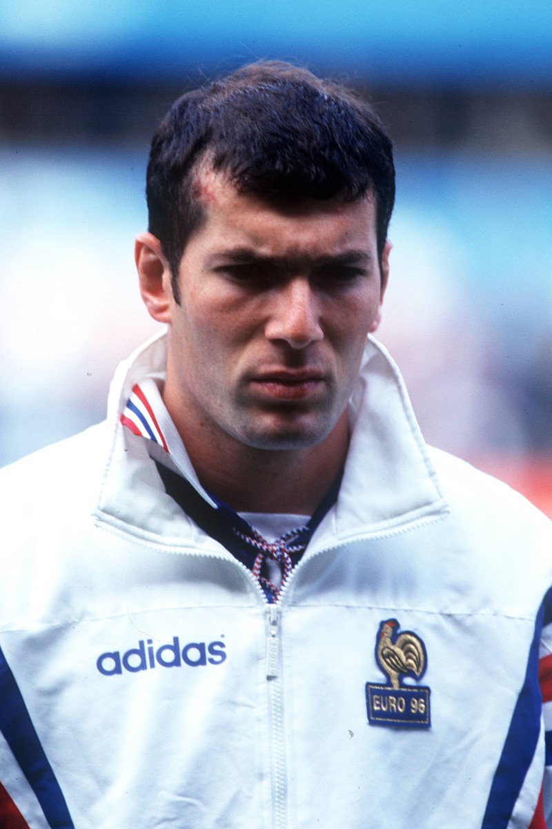 Kaum wieder zu erkennen: Profi Sportler Zinédine Zidane am Anfang seiner Karriere.