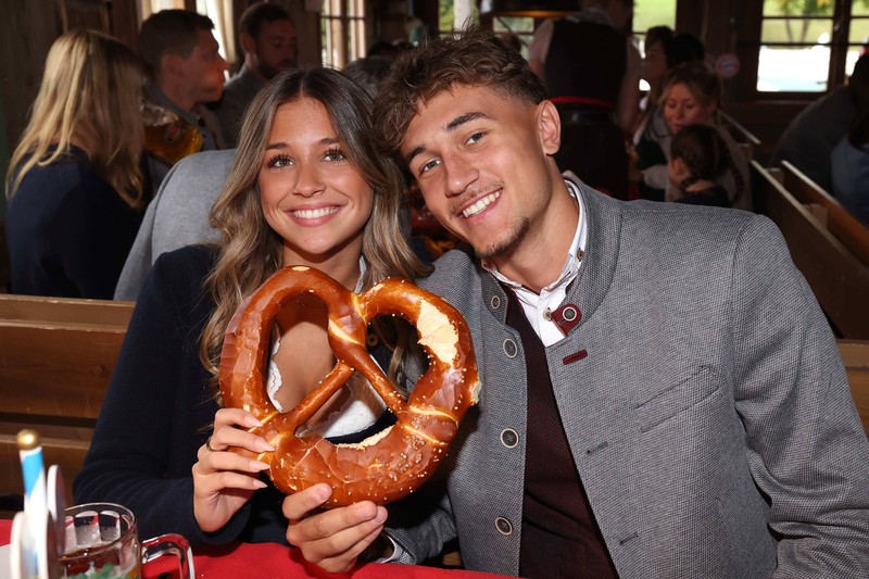 Josefine Scholl und Bayern-Youngster Tom Bischof sind seit 2025 offiziell ein Paar.