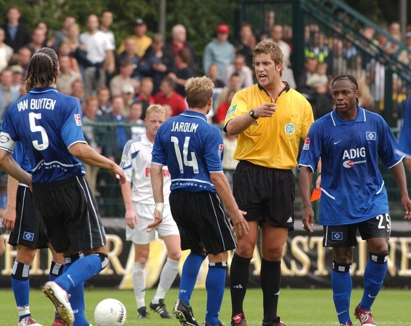 Die Spieler des Hamburger SV protestierten gegen die Entscheidung von Robert Hoyzer.